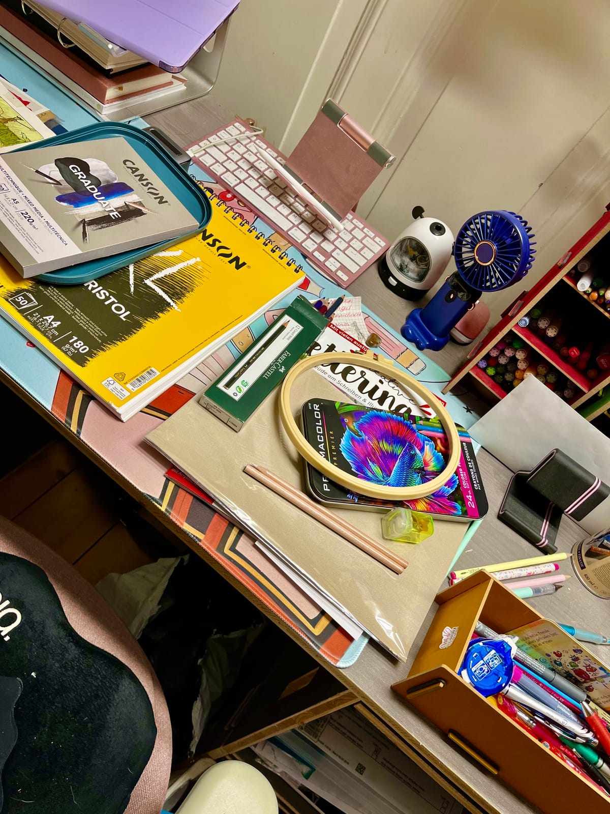 Zwischen Farben, Papieren und Ideen…