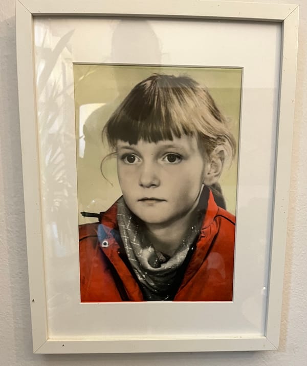 Das Mädchen mit dem ernsten Blick